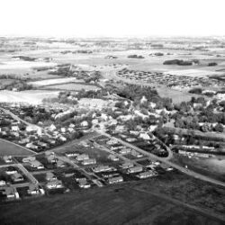 Sort-hvidt luftfoto af Mårslet med landsby, marker og veje